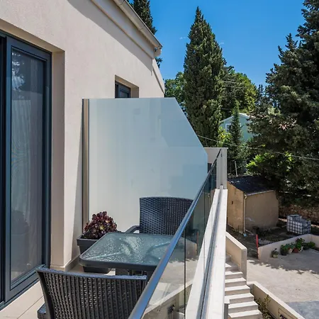 Apartment The 7 Suites, An Elegant Living In By Konnect Ipsos